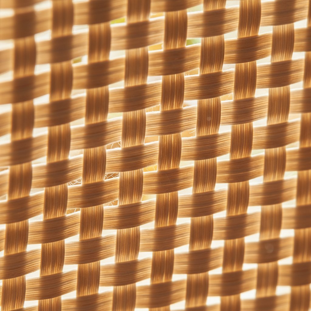 Makrofotografia tkaniny parasola pod słońcem, wyraźnie ukazująca różnice w gęstości splotu