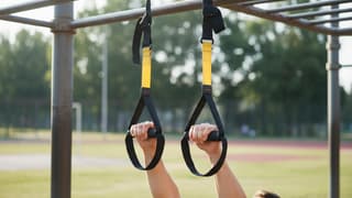 TRX pod lupą: nauka, mity i kiedy taśmy naprawdę działają