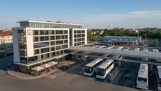 Czy naprawdę chcesz spać obok dworca autobusowego? Odkryj prawdę