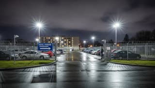 Czy hotel parking strzeżony naprawdę chroni twoje auto?