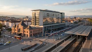 Hotel przy dworcu jako maszynka cashflow: kiedy to ma sens