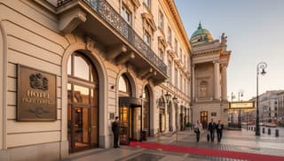 Czy warto wybrać hotel przy teatrze? Prawda z backstage’u