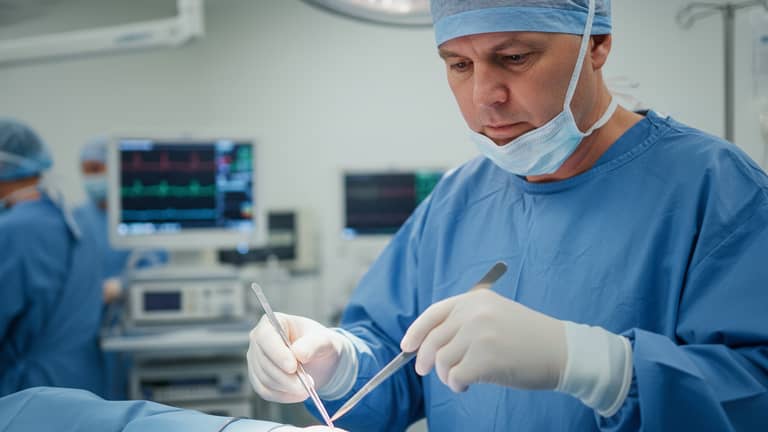 Chirurg ogólny, gdy liczy się każda godzina – decyzje bez błędu