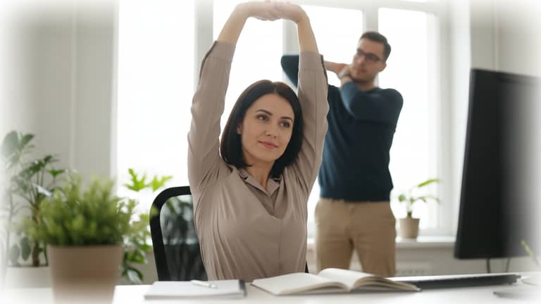 Ćwiczenia przy biurku, które leczą plecy zamiast je psuć