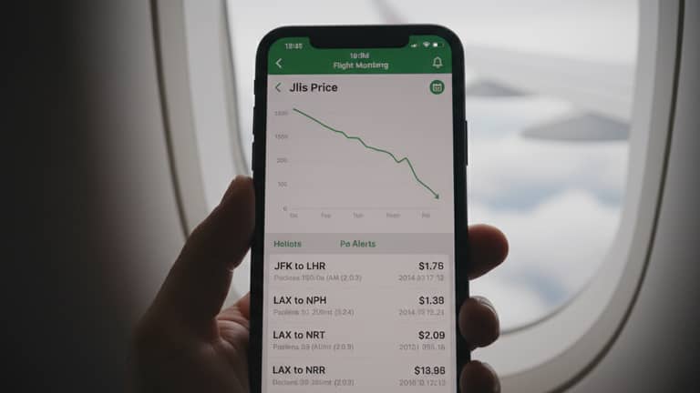 Flight Price Monitoring Apps: Who Really Saves, Who Pays