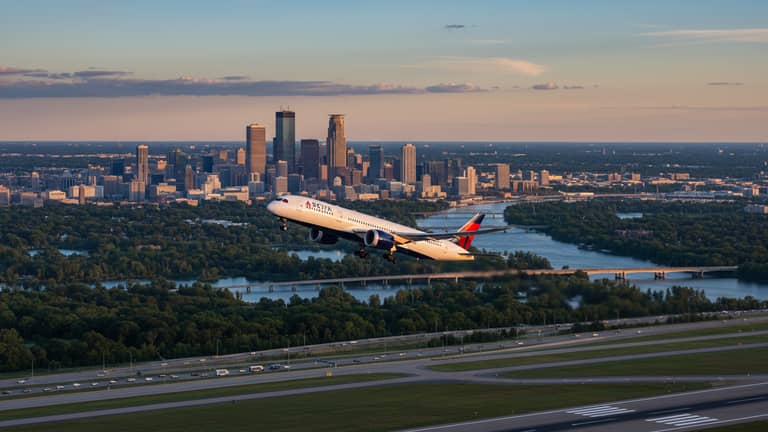 How Flights to Minneapolis Are Priced and Booked: What the Algorithms Reveal