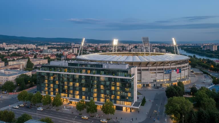 Hotel blisko stadionu czy centrum: jak wybrać racjonalnie na podstawie danych