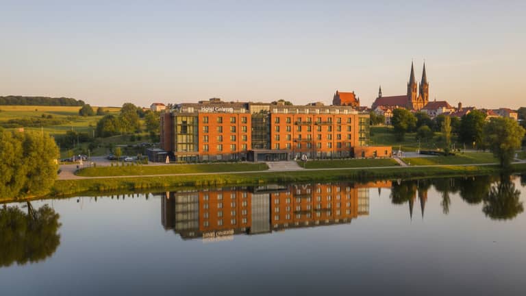 Hotel Gniezno bez złudzeń: prawdziwe wybory w erze AI