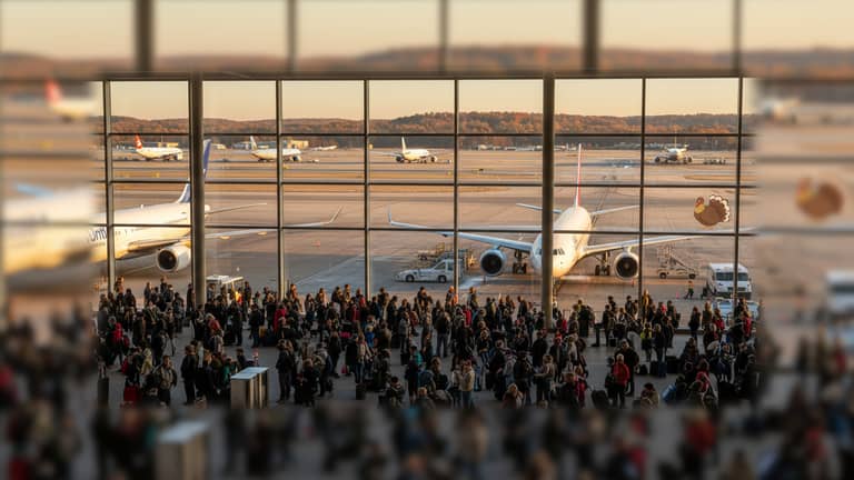 Thanksgiving Flights 2025: Pricing Patterns, Smart Booking Windows, and Real Savings