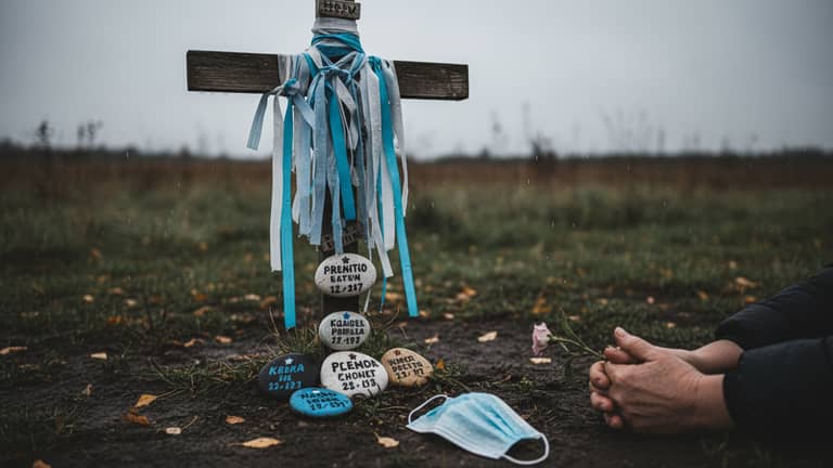 Żałoba covidowa – cichy kryzys, który wciąż nosimy w sobie