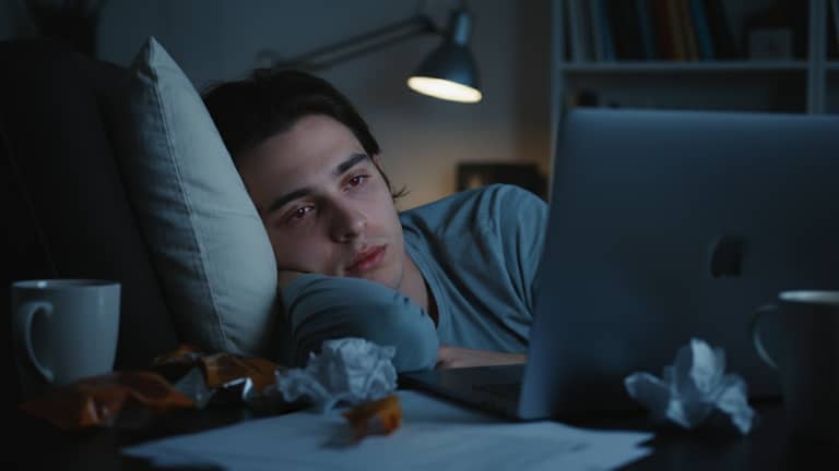 Zoom fatigue i cyfrowe wyczerpanie: co naprawdę robi z mózgiem?