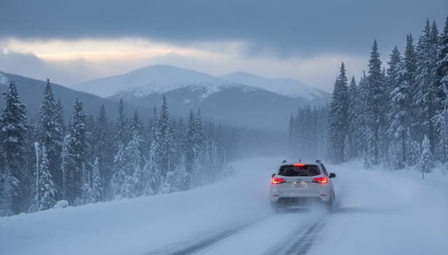 Car Safety in Snow: Essential Tips for Winter Driving Success
