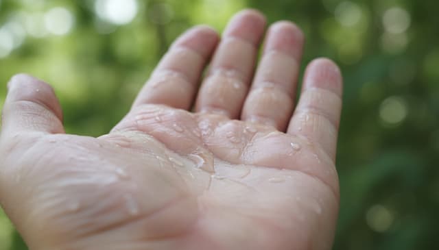 Hiperhidroza: przyczyny, objawy i nowoczesne metody leczenia