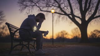 Jak poradzić sobie z emocjonalnym bólem po rozstaniu: praktyczny przewodnik