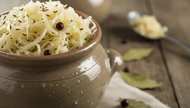 Kapusta kiszona: przewodnik po zdrowych właściwościach i zastosowaniach