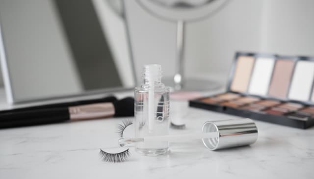 Klej do rzęs: praktyczny przewodnik po wyborze i zastosowaniu