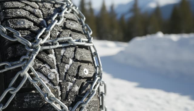 Łańcuchy śniegowe: praktyczny przewodnik po wyborze i montażu