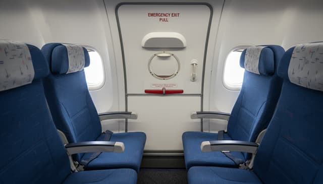 Miejsca przy wyjściu awaryjnym: co warto wiedzieć przed lotem