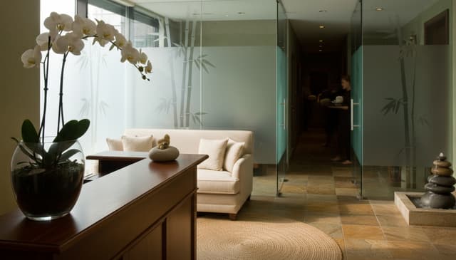 Program recepcyjny dla salonów masażu: praktyczny przewodnik