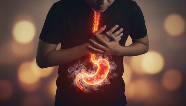 Refluks żołądkowy: przyczyny, objawy i skuteczne metody leczenia