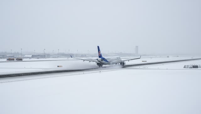 Jak śnieg wpływa na funkcjonowanie lotnisk: praktyczny przewodnik