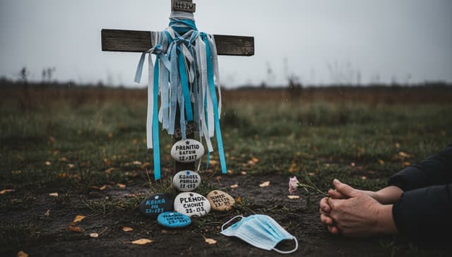 Żałoba covidowa: jak radzić sobie z emocjami po stracie w pandemii