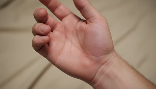 Zapalenie pochewek ścięgnistych: przyczyny, objawy i leczenie